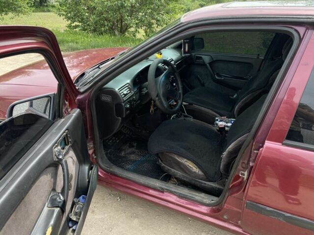 Красный Опель Вектра, объемом двигателя 1.6 л и пробегом 250 тыс. км за 1300 $, фото 5 на Automoto.ua