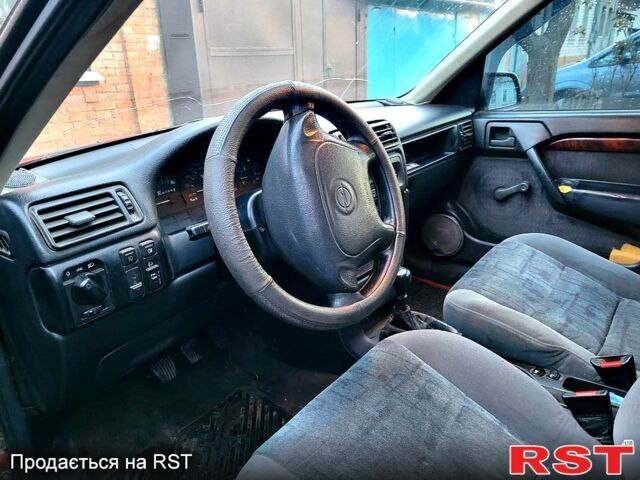 Красный Опель Вектра, объемом двигателя 20 л и пробегом 0 тыс. км за 1600 $, фото 4 на Automoto.ua
