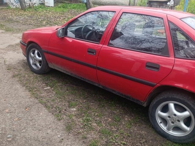 Красный Опель Вектра, объемом двигателя 1 л и пробегом 320 тыс. км за 1300 $, фото 3 на Automoto.ua