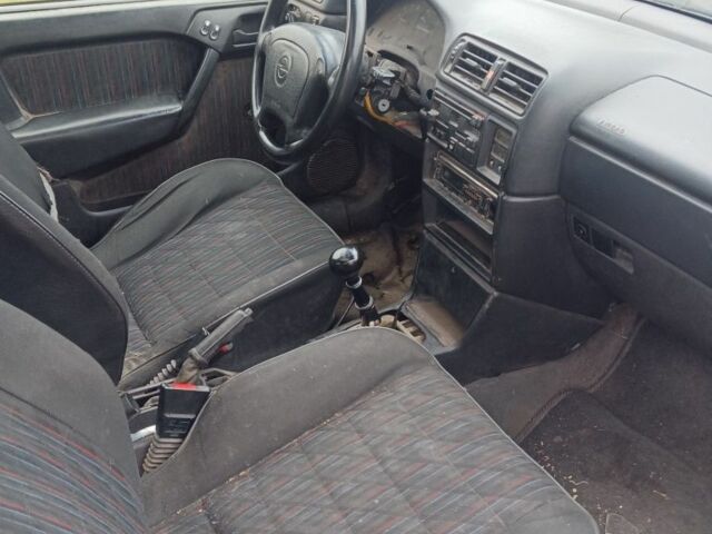 Красный Опель Вектра, объемом двигателя 1.6 л и пробегом 250 тыс. км за 1500 $, фото 3 на Automoto.ua