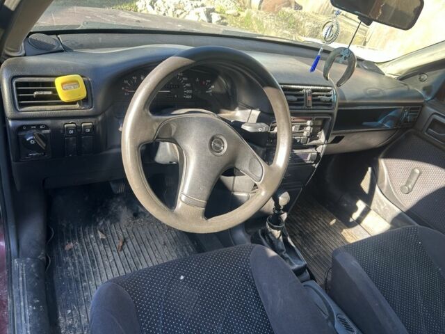 Красный Опель Вектра, объемом двигателя 1.7 л и пробегом 300 тыс. км за 600 $, фото 1 на Automoto.ua