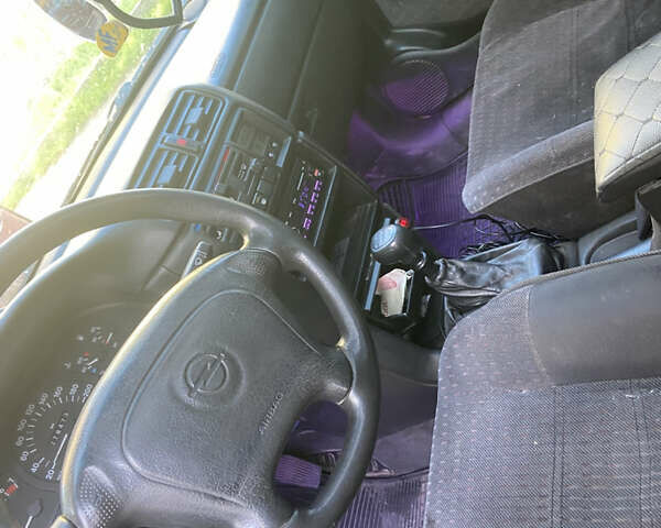 Красный Опель Вектра, объемом двигателя 1.8 л и пробегом 280 тыс. км за 1600 $, фото 6 на Automoto.ua