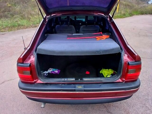 Опель Вектра 1995 в Коростене на Automoto.ua Красный Опель Вектра, объемом двигателя 2 л и пробегом 318 тыс. км за 2300 $, фото 5 на Automoto.ua