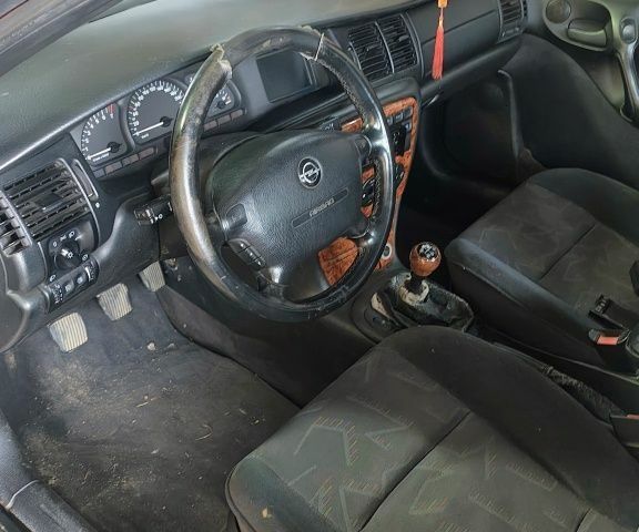 Красный Опель Вектра, объемом двигателя 0 л и пробегом 300 тыс. км за 308 $, фото 5 на Automoto.ua