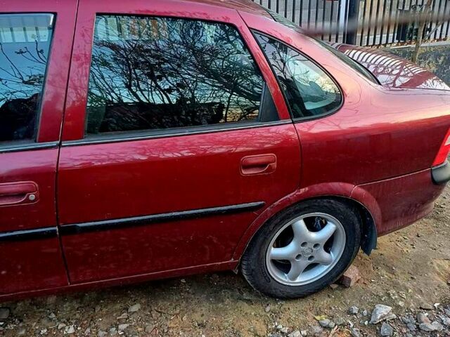 Красный Опель Вектра, объемом двигателя 1.8 л и пробегом 328 тыс. км за 3600 $, фото 2 на Automoto.ua