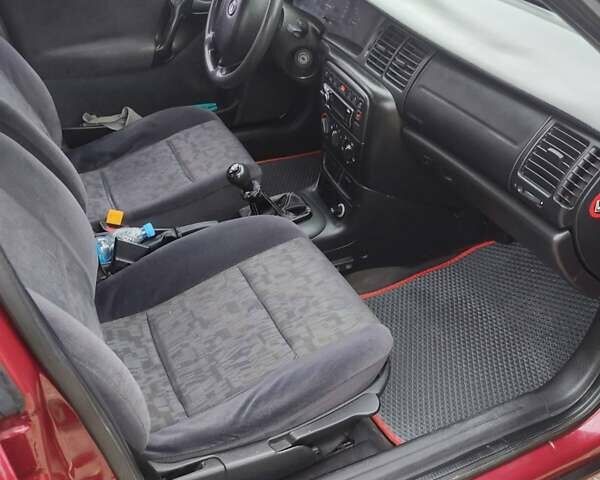 Красный Опель Вектра, объемом двигателя 1.6 л и пробегом 377 тыс. км за 2300 $, фото 1 на Automoto.ua