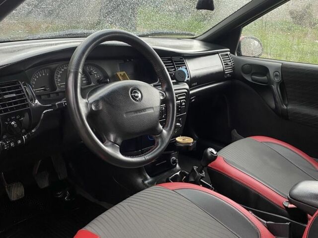 Червоний Опель Вектра, об'ємом двигуна 2 л та пробігом 259 тис. км за 3000 $, фото 4 на Automoto.ua