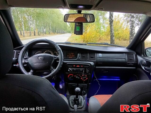 Красный Опель Вектра, объемом двигателя 1.8 л и пробегом 347 тыс. км за 1699 $, фото 2 на Automoto.ua