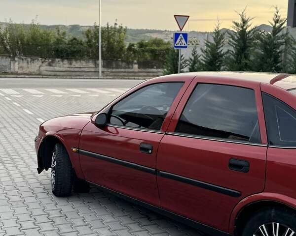 Красный Опель Вектра, объемом двигателя 1.6 л и пробегом 200 тыс. км за 2100 $, фото 3 на Automoto.ua