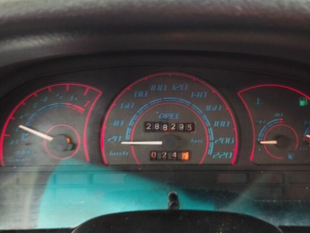 Красный Опель Вектра, объемом двигателя 1.6 л и пробегом 200 тыс. км за 600 $, фото 1 на Automoto.ua