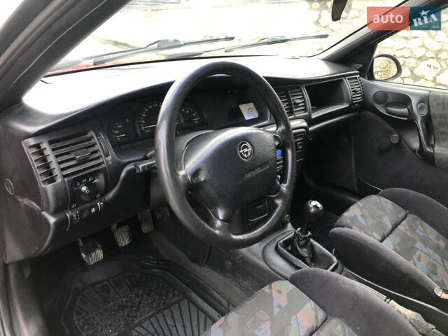 Красный Опель Вектра, объемом двигателя 1.6 л и пробегом 350 тыс. км за 1800 $, фото 6 на Automoto.ua