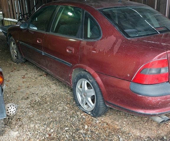 Красный Опель Вектра, объемом двигателя 0 л и пробегом 300 тыс. км за 308 $, фото 1 на Automoto.ua