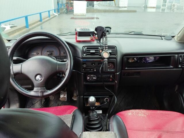 Красный Опель Вектра, объемом двигателя 1.6 л и пробегом 200 тыс. км за 600 $, фото 5 на Automoto.ua