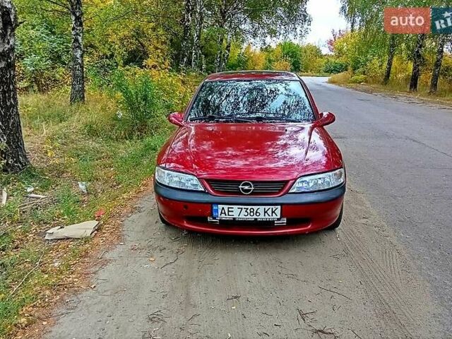 Красный Опель Вектра, объемом двигателя 1.8 л и пробегом 347 тыс. км за 1699 $, фото 3 на Automoto.ua
