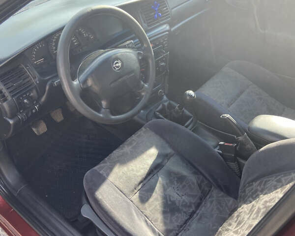 Красный Опель Вектра, объемом двигателя 1.6 л и пробегом 400 тыс. км за 2300 $, фото 10 на Automoto.ua