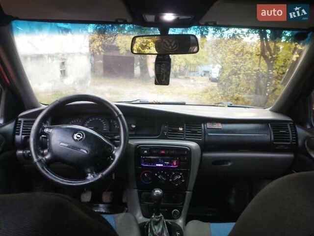 Червоний Опель Вектра, об'ємом двигуна 1.6 л та пробігом 360 тис. км за 1750 $, фото 4 на Automoto.ua