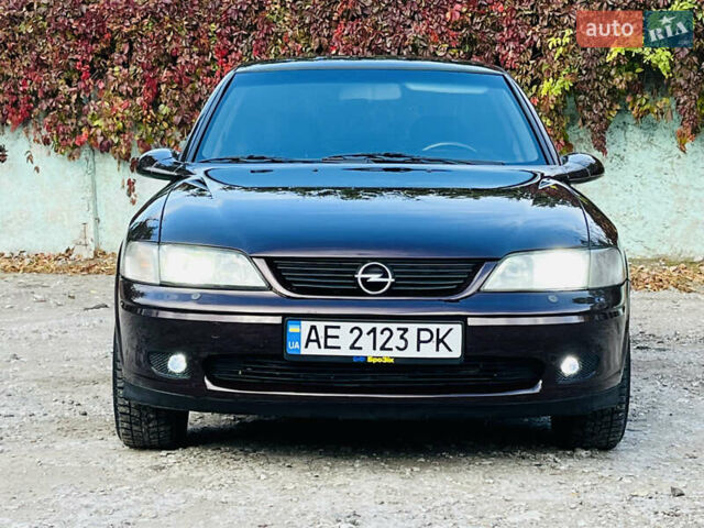 Опель Вектра 1997 в Каменское - Днепродзержинск на Automoto.ua Красный Опель Вектра, объемом двигателя 1.78 л и пробегом 350 тыс. км за 3499 $, фото 1 на Automoto.ua