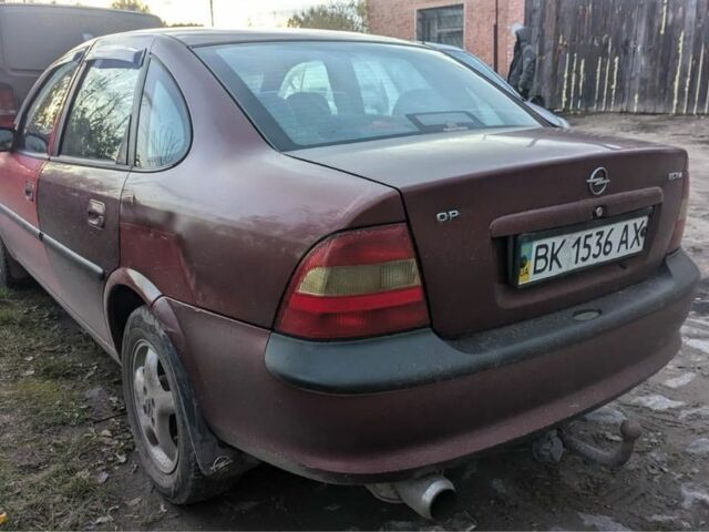 Красный Опель Вектра, объемом двигателя 1.8 л и пробегом 220 тыс. км за 950 $, фото 5 на Automoto.ua