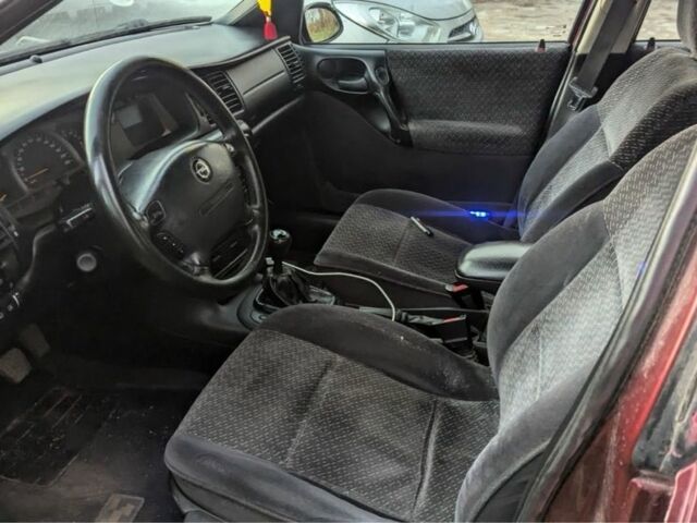 Красный Опель Вектра, объемом двигателя 1.8 л и пробегом 220 тыс. км за 950 $, фото 3 на Automoto.ua