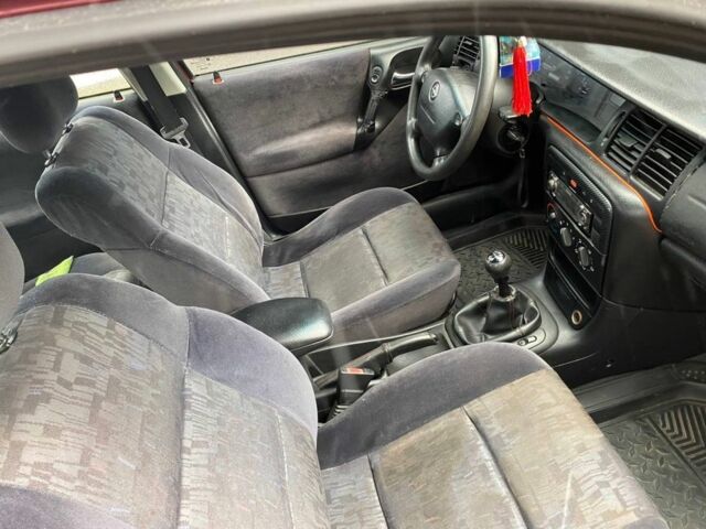 Красный Опель Вектра, объемом двигателя 1.8 л и пробегом 275 тыс. км за 1250 $, фото 10 на Automoto.ua