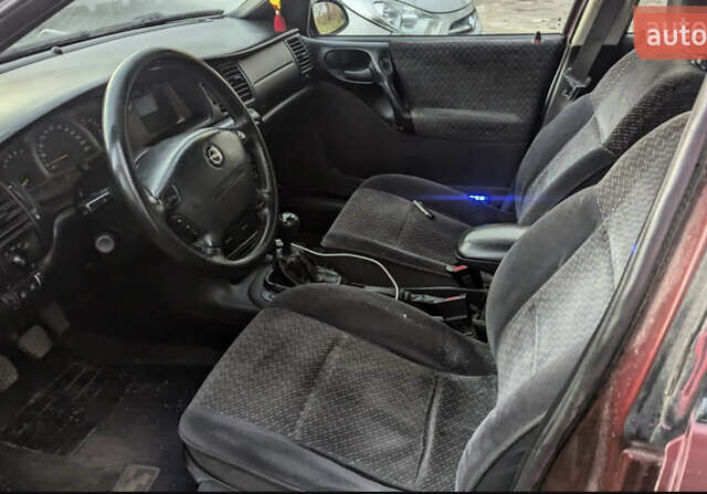 Красный Опель Вектра, объемом двигателя 1.8 л и пробегом 200 тыс. км за 999 $, фото 3 на Automoto.ua