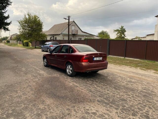 Красный Опель Вектра, объемом двигателя 1.8 л и пробегом 275 тыс. км за 1250 $, фото 5 на Automoto.ua