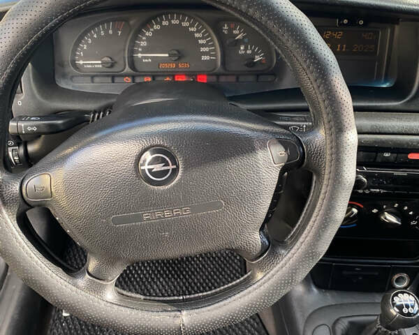 Червоний Опель Вектра, об'ємом двигуна 1.6 л та пробігом 210 тис. км за 2900 $, фото 8 на Automoto.ua