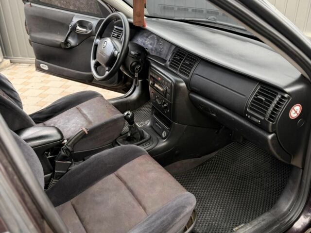 Красный Опель Вектра, объемом двигателя 1.6 л и пробегом 290 тыс. км за 2193 $, фото 4 на Automoto.ua