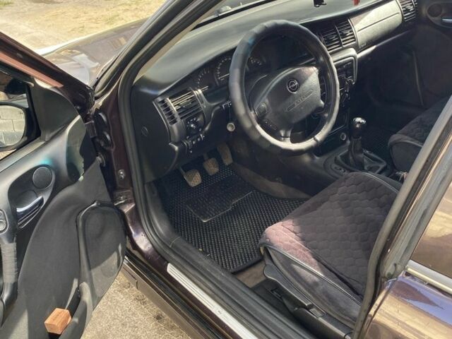 Красный Опель Вектра, объемом двигателя 1.6 л и пробегом 210 тыс. км за 2900 $, фото 3 на Automoto.ua