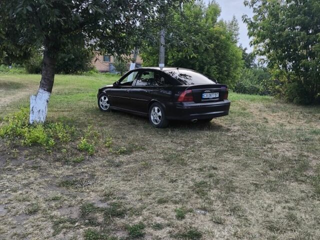 Червоний Опель Вектра, об'ємом двигуна 1 л та пробігом 370 тис. км за 2500 $, фото 2 на Automoto.ua