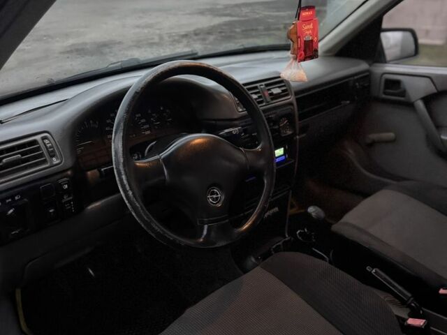 Красный Опель Вектра, объемом двигателя 1.6 л и пробегом 250 тыс. км за 1350 $, фото 5 на Automoto.ua