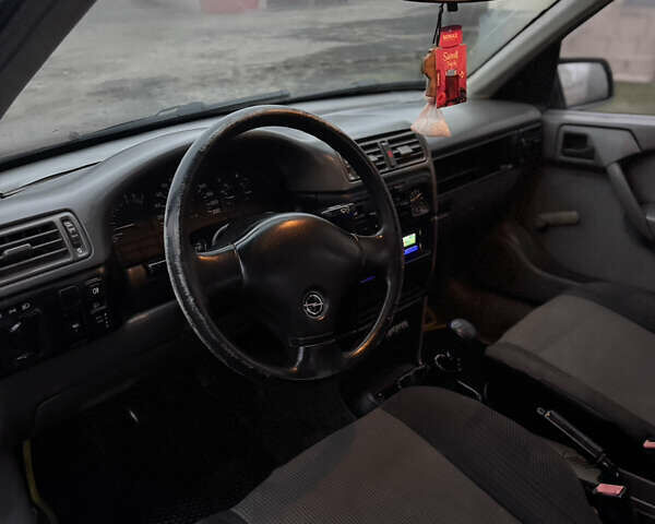 Червоний Опель Вектра, об'ємом двигуна 1.6 л та пробігом 250 тис. км за 1350 $, фото 7 на Automoto.ua