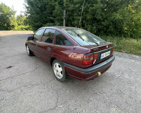 Красный Опель Вектра, объемом двигателя 2 л и пробегом 371 тыс. км за 2299 $, фото 2 на Automoto.ua