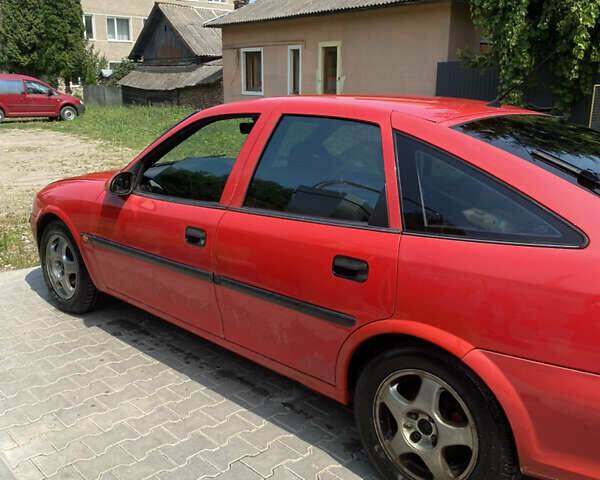 Красный Опель Вектра, объемом двигателя 1.6 л и пробегом 326 тыс. км за 1600 $, фото 3 на Automoto.ua