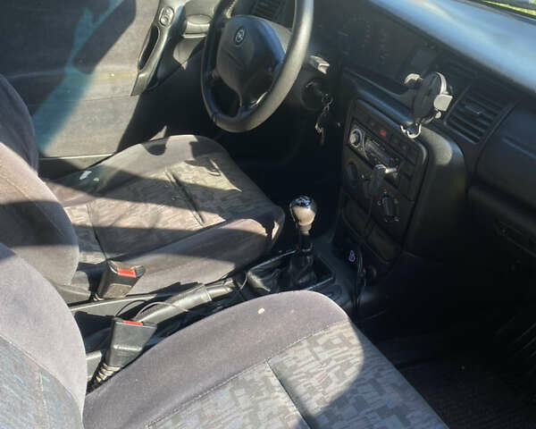 Красный Опель Вектра, объемом двигателя 1.6 л и пробегом 326 тыс. км за 1600 $, фото 4 на Automoto.ua