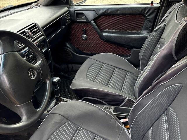 Опель Вектра, объемом двигателя 1.6 л и пробегом 200 тыс. км за 1000 $, фото 6 на Automoto.ua