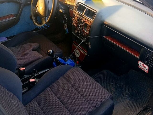 Опель Вектра, объемом двигателя 1.6 л и пробегом 200 тыс. км за 1000 $, фото 4 на Automoto.ua