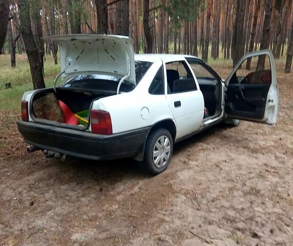 Опель Вектра, объемом двигателя 20 л и пробегом 0 тыс. км за 1500 $, фото 4 на Automoto.ua