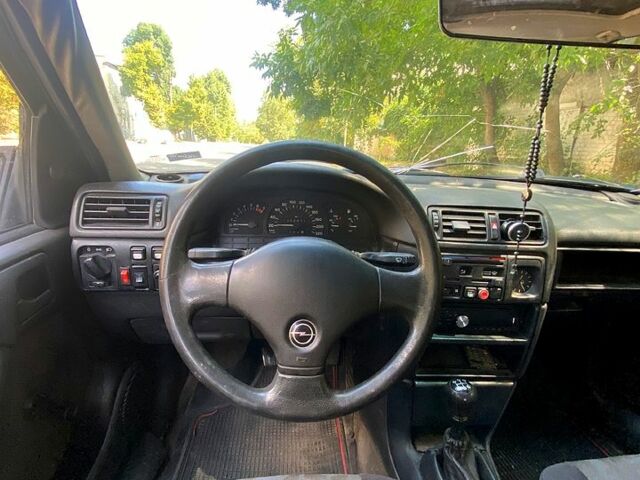 Опель Вектра, объемом двигателя 16 л и пробегом 250 тыс. км за 950 $, фото 1 на Automoto.ua