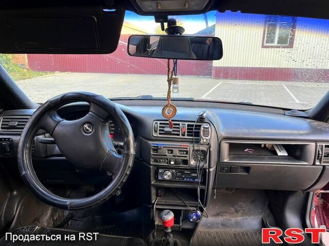 Опель Вектра, объемом двигателя 1.6 л и пробегом 350 тыс. км за 1600 $, фото 2 на Automoto.ua