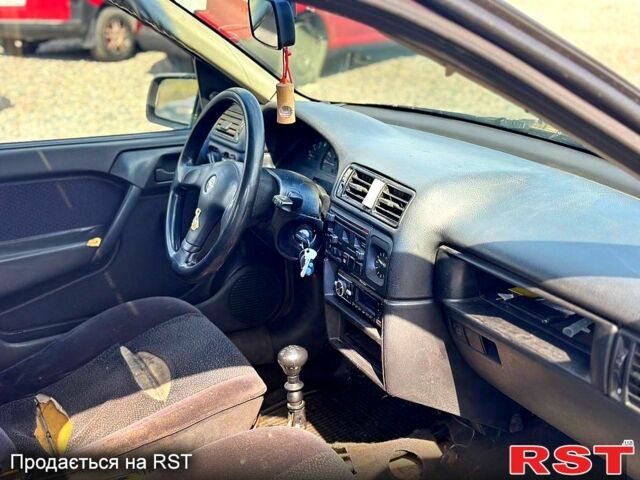 Опель Вектра, объемом двигателя 1.8 л и пробегом 300 тыс. км за 700 $, фото 3 на Automoto.ua