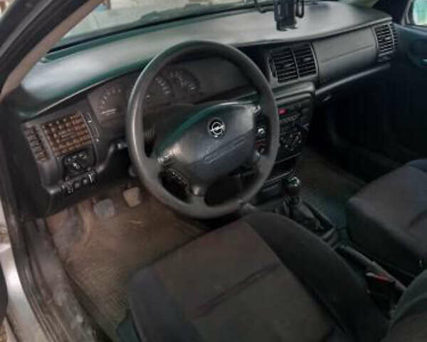 Опель Вектра, объемом двигателя 2 л и пробегом 400 тыс. км за 1600 $, фото 2 на Automoto.ua