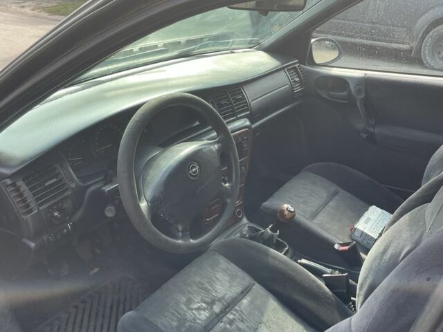 Опель Вектра, объемом двигателя 2 л и пробегом 325 тыс. км за 1400 $, фото 4 на Automoto.ua
