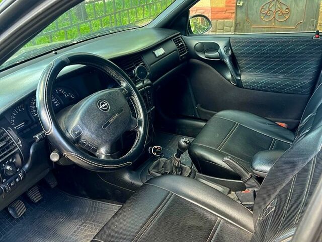 Опель Вектра, объемом двигателя 2 л и пробегом 365 тыс. км за 1700 $, фото 4 на Automoto.ua