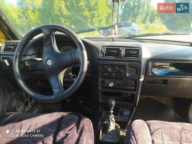 Желтый Опель Вектра, объемом двигателя 1.7 л и пробегом 300 тыс. км за 1300 $, фото 4 на Automoto.ua