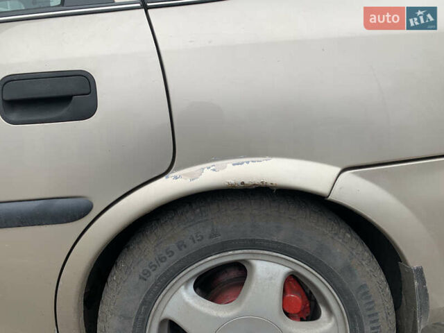 Желтый Опель Вектра, объемом двигателя 1.8 л и пробегом 310 тыс. км за 1700 $, фото 6 на Automoto.ua