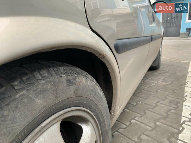 Желтый Опель Вектра, объемом двигателя 1.8 л и пробегом 310 тыс. км за 1700 $, фото 5 на Automoto.ua