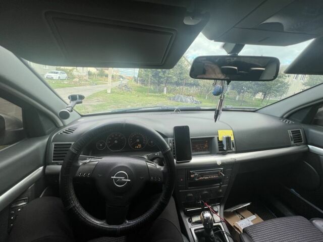 Желтый Опель Вектра, объемом двигателя 3.2 л и пробегом 377 тыс. км за 4300 $, фото 12 на Automoto.ua