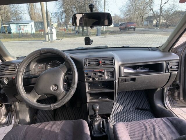 Сірий Опель Вектра, об'ємом двигуна 1.8 л та пробігом 378 тис. км за 1600 $, фото 5 на Automoto.ua