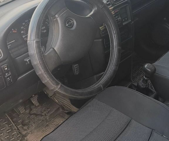 Сірий Опель Вектра, об'ємом двигуна 1.8 л та пробігом 350 тис. км за 2400 $, фото 5 на Automoto.ua